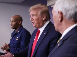 Trump aseguró que la medida tiene como objetivo que los estadounidenses se beneficien primero de la recuperación económica que habrá en el país. EFE/M. Reynolds