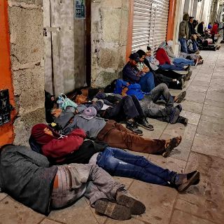 Campesinos duermen en calles de Oaxaca para cobrar apoyos federales