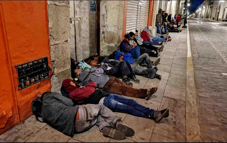 Ayer, la fila de personas dormidas y aglomeradas le daba una vuelta a la cuadra. Y aunque algunos trataban de mantener espacios de un metro, otros se durmieron sin observar la distancia. SUN