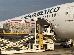 El material médico es cargado esta mañana de jueves y partirá con rumbo a la Ciudad de México. TWITTER/@ConsulMexSha