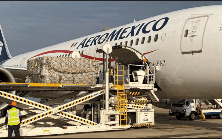 El material médico es cargado esta mañana de jueves y partirá con rumbo a la Ciudad de México. TWITTER/@ConsulMexSha