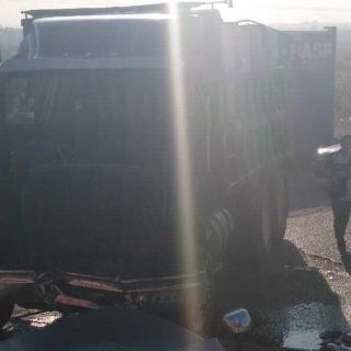 Intenta ganarle el paso a ferrocarril y choca