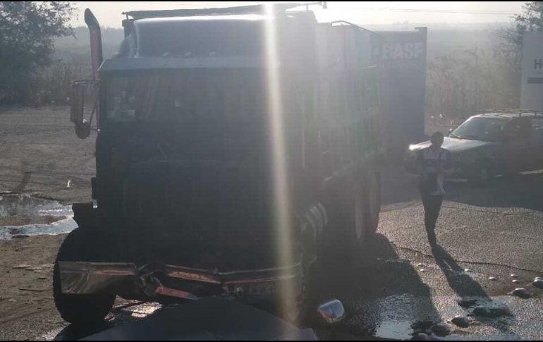 El choque se suscita en el cruce de carretera a San Sebastián y Camino a Unión del Cuatro, en Tlajomulco. ESPECIAL