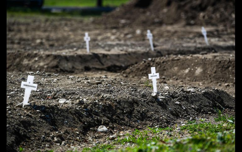 Cruces de tumbas de víctimas de coronavirus en un cementerio de Milán, donde ya han enterrado 61 personas cuyos cuerpos no han sido reclamados. AFP/M. Medina