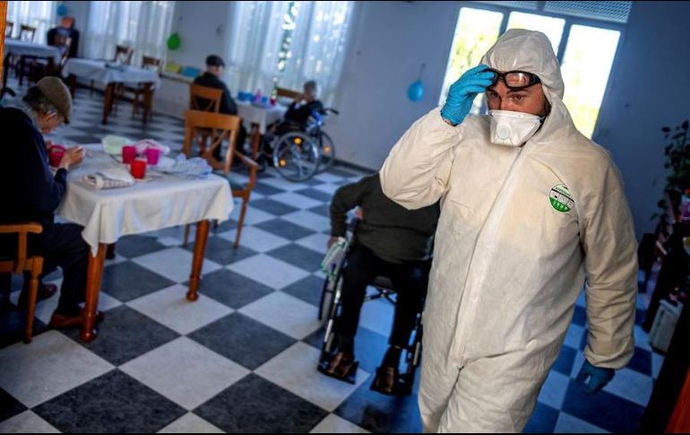 Unidades de la empresa pública de Gestión Ambiental de Castilla-La Mancha desinfectan una residencia de ancianos en Santiago de los Montes, Toledo. EFE/I. Herrero