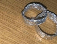 Los miembros del equipo prepararon los anillos con papel aluminio para que todo pareciera como una ceremonia real.