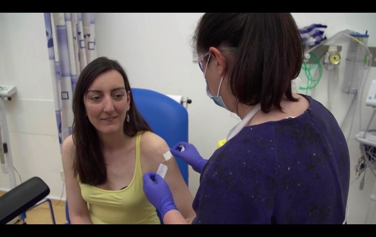 La microbióloga Elisa Granato fue de las primeras en recibir la vacuna como parte del ensayo clínico que realiza la Universidad de Oxford, en Inglaterra. AP/Universidad de Oxford