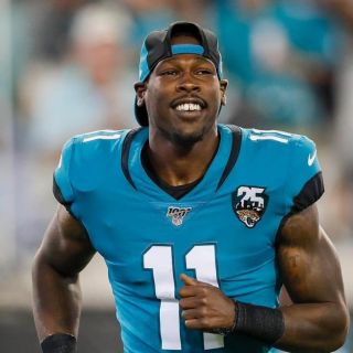 Patriotas de Nueva Inglaterra firma al receptor Marqise Lee