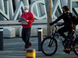 Un hombre usa tapabocas mientras camina este jueves por las calles de la Ciudad de México. EFE/J. Méndez