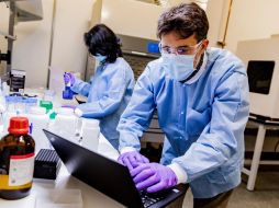 Señalan que es fundamental mantener la vigilancia epidemiología y genómica del virus en nuestro país para detectar mutaciones y un cambio en su comportamiento. AFP / ARCHIVO