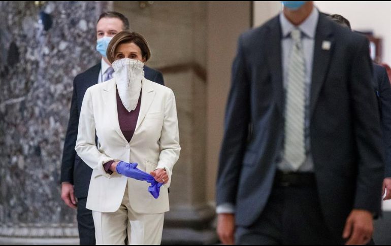 La presidenta de la Cámara de Representantes, Nancy Pelosi, camina a su oficina después de votar el nuevo paquete de estímulos. EFE/S. Thew