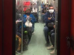 Pasajeros viajan en un vagón del Metro este jueves en la Ciudad de México; el riesgo de contagios en el transporte público es especialmente elevado. EFE/J. Núñez