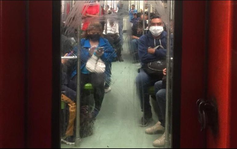 Pasajeros viajan en un vagón del Metro este jueves en la Ciudad de México; el riesgo de contagios en el transporte público es especialmente elevado. EFE/J. Núñez