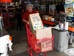 El efecto de la desinformación puede afectar la conducta de las personas y su toma de decisiones, como ocurrió con las compras de pánico. EL INFORMADOR / ARCHIVO