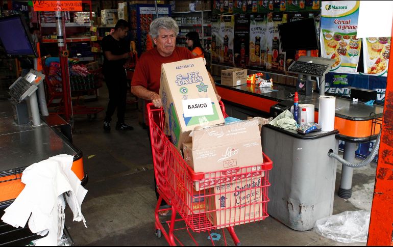 El efecto de la desinformación puede afectar la conducta de las personas y su toma de decisiones, como ocurrió con las compras de pánico. EL INFORMADOR / ARCHIVO