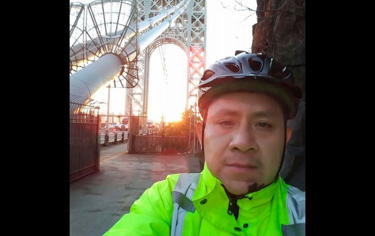 Martín Morales se ve frente al Puente George Washington, que cruza el río Hudson entre Nueva York y Nueva Jersey. AP/Martín Morales/Cortesía de Sheila Cruz-Morales