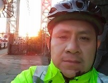 Martín Morales se ve frente al Puente George Washington, que cruza el río Hudson entre Nueva York y Nueva Jersey. AP/Martín Morales/Cortesía de Sheila Cruz-Morales