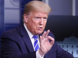 Trump también presentó un estudio que sugiere que el virus sobre superficies muere más rápido en ambientes calurosos, húmedos y bajo la luz del sol, algo que celebró. EFE/M. Reynolds