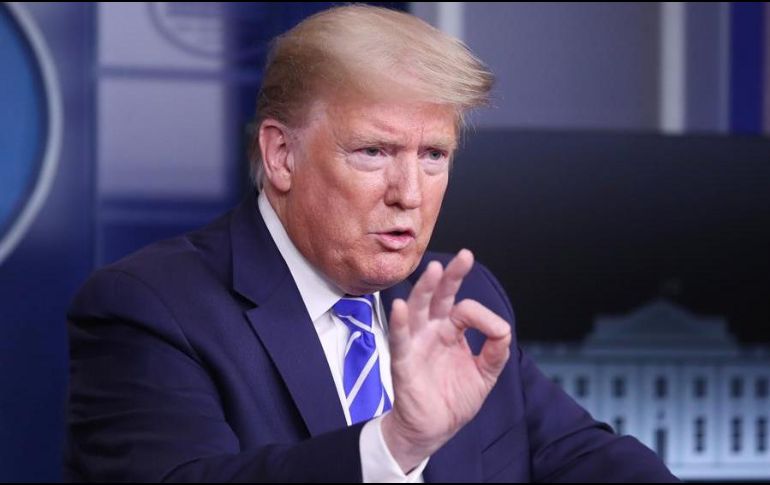 Trump también presentó un estudio que sugiere que el virus sobre superficies muere más rápido en ambientes calurosos, húmedos y bajo la luz del sol, algo que celebró. EFE/M. Reynolds