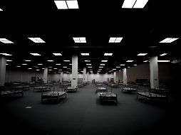 Camas que serán ocupadas por pacientes COVID-19, en el Centro de Convenciones del Parque Bicentenario, en Quito. EFE/J. Jácome