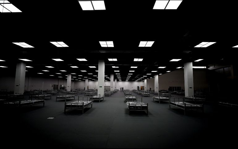 Camas que serán ocupadas por pacientes COVID-19, en el Centro de Convenciones del Parque Bicentenario, en Quito. EFE/J. Jácome