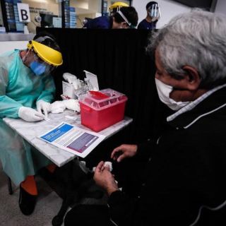 Hacen test de COVID-19 en terminales de trenes en Argentina