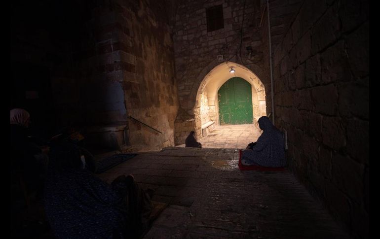 Este año, los fieles deben celebrar con su familia nuclear y se tienen que conformar con rezar en casa, lo que desvirtúa la noción colectiva de la festividad. EFE/A. Safadi