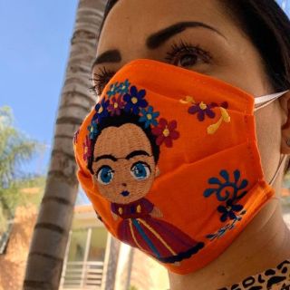 Pausan fabricación de trajes típicos y ahora hacen coloridos cubrebocas