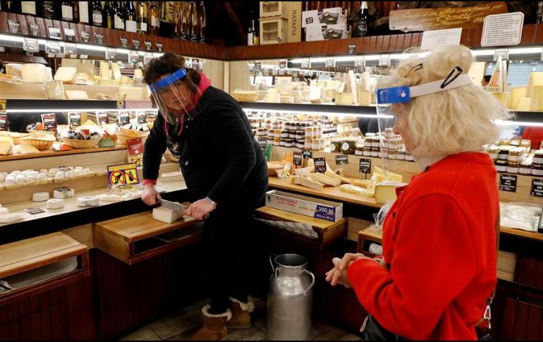 Una persona con todas las medidas de protección realiza sus compras en un supermercado. EFE/S. Nogier