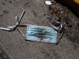 Policías le proporcionaron un cubrebocas y le solicitaron utilizarlo, pero el hombre se rehusó y los insultó. AP / R. Abd