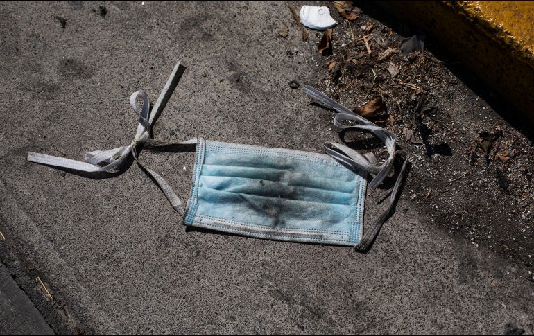 Policías le proporcionaron un cubrebocas y le solicitaron utilizarlo, pero el hombre se rehusó y los insultó. AP / R. Abd