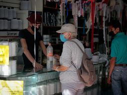 Como parte de las medidas que tomaron con los clientes, solo dejan entrar a uno o dos y les dan alcohol en las manos antes de ingresar. EL INFORMADOR / F. Atilano