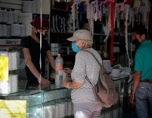 Como parte de las medidas que tomaron con los clientes, solo dejan entrar a uno o dos y les dan alcohol en las manos antes de ingresar. EL INFORMADOR / F. Atilano