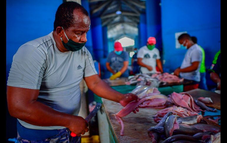 El gobierno de Panamá ha entregado ayudas como bolsas de comida y bonos de 80 dólares entre más de un millón de familias, pero los pescadores decidieron hacer su parte. AFP/L. Acosta