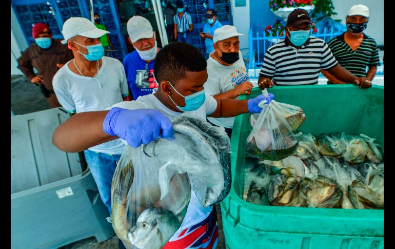 El gobierno de Panamá ha entregado ayudas como bolsas de comida y bonos de 80 dólares entre más de un millón de familias, pero los pescadores decidieron hacer su parte. AFP/L. Acosta