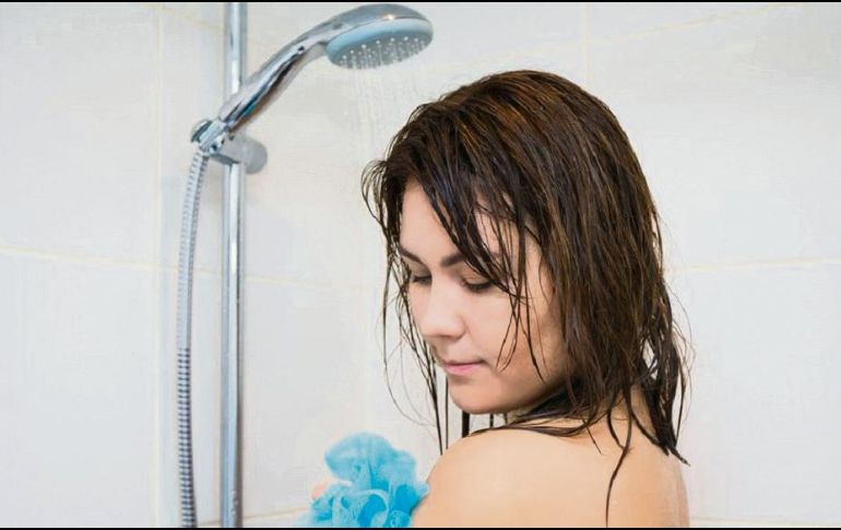 Durante la ducha hay momentos en los que puedes ahorrar agua. ESPECIAL