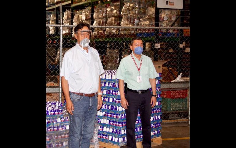 La entrega de los paquetes de despensas tuvo lugar en el banco de alimentos de México en Guadalajara. ESPECIAL