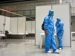 Médicos y trabajadores de salud se preparan este viernes en un improvisado hospital en el Centro de Convenciones instalado en la ciudad de Guayaquil. EFE/M. Torres