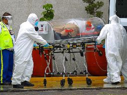 Personal médico traslada a un paciente de COVID-19 en la Ciudad de México. XINHUA