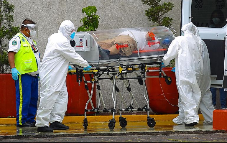 Personal médico traslada a un paciente de COVID-19 en la Ciudad de México. XINHUA