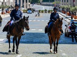 Policías patrullan en los límites entre Roma y El Vaticano durante el confinamiento. AFP/A. Solaro