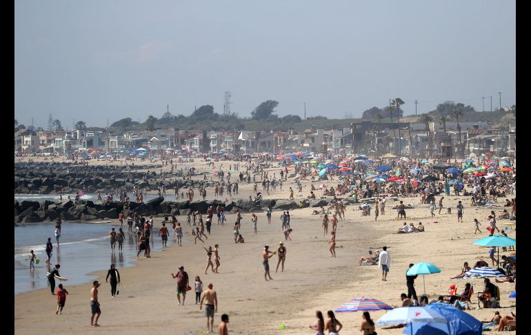 Se estima que más de 40 mil personas acudieron este sábado a algunas playas del estado. AFP/A. Gomes