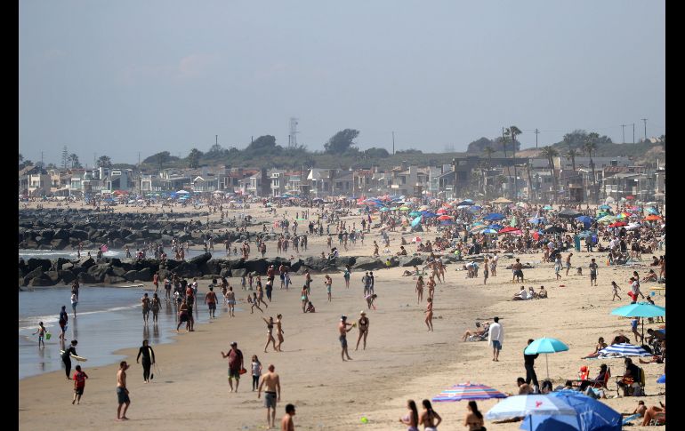 Se estima que más de 40 mil personas acudieron este sábado a algunas playas del estado. AFP/A. Gomes