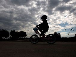 POSITIVO. La mejora en las cifras ha ido reavivando la esperanza en España. Niños mayores de 14 años pudieron salir a las calles. EFE