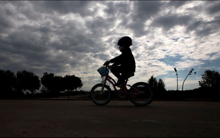 POSITIVO. La mejora en las cifras ha ido reavivando la esperanza en España. Niños mayores de 14 años pudieron salir a las calles. EFE