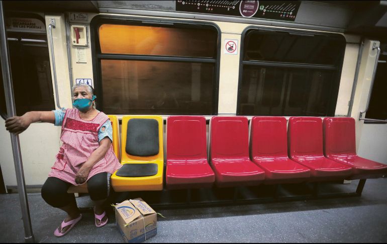 ACATARON MEDIDAS. En Jalisco se redujo 62% la movilidad de la ciudadanía, más que en la Ciudad de México (57%) y Guanajuato (55%), de acuerdo con el Gobierno federal. En la imagen, el Tren Eléctrico en Guadalajara luce semivacío. EL INFORMADOR • F. ATILANO