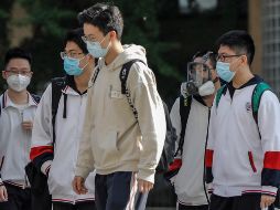 Para permitir el regreso a los salones de clases en las urbes, se han instalado tiendas de campaña para detectar posibles contagiados a través del monitoreo de la sintomatología básica. EFE / EPA / W. Hong