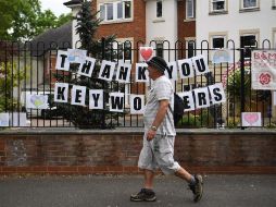 Un hombre camina en medio de un anuncio de agradecimiento a personal de salud. EFE/A. Rain