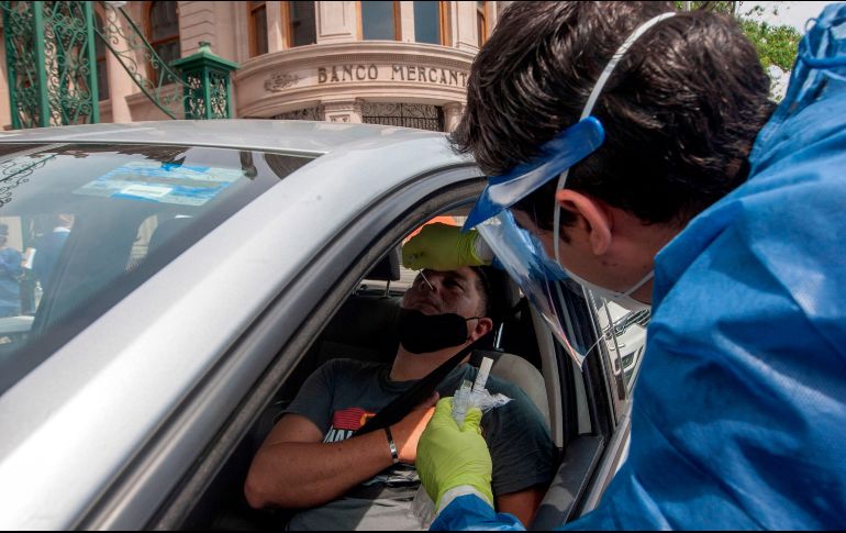 Algunos estados de México han ampliado el esquema de pruebas y facilitan la toma de muestras desde vehículos. AFP/ARCHIVO