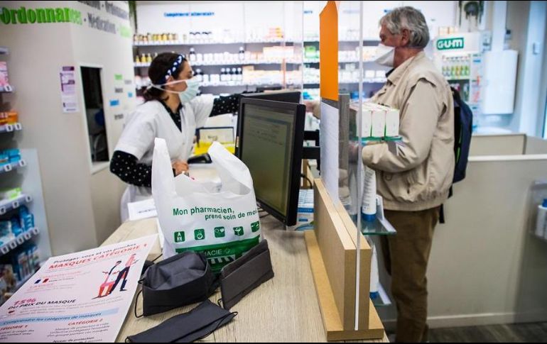 Un hombre realiza unas compras en una farmacia ubicada en París, este lunes. EFE/C. Petit